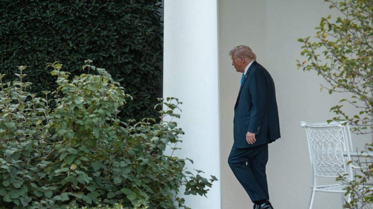 El presidente Donald Trump sale de la Casa Blanca rumbo a la reunión de la Asamblea General de las Naciones Unidas en Nueva York, Estados Unidos, el 22 de septiembre de 2025.