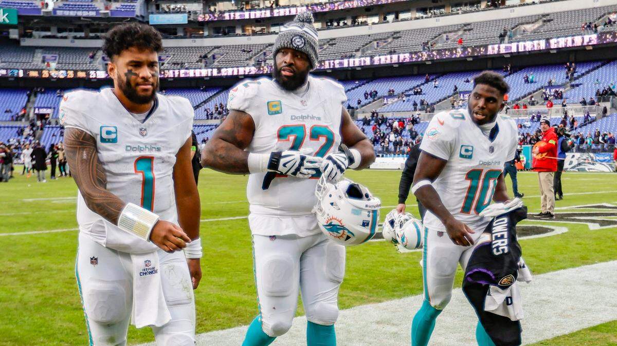 Los jugadores de los Dolphins de Miami Tua Tagovailoa, Terron Armstead y Tyreek Hill (de izq. a der.) fueron escogidos para el Juego de las Estrellas de la NFL.