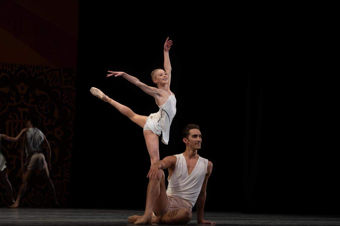 Dawn Atkins y Stanislav Olshanskyi en “Heatscape”, coreografía de Justin Peck.