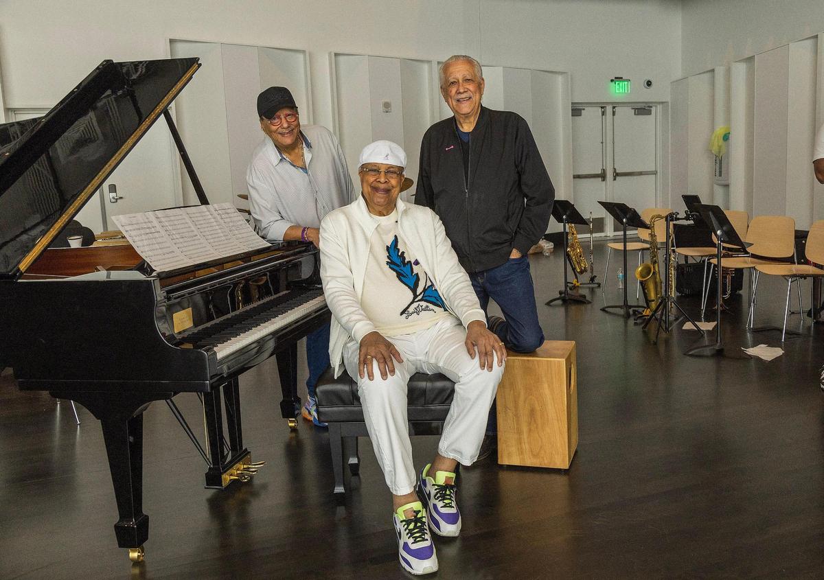 ‘Si no cantamos ‘Bacalo con pan’, nos linchan’, dice el saxofonista y clarinetista Paquito D’Rivera (der.) sobre uno de los temas más populares de Irakere, donde se unió el talento del trompetista Arturo Sandoval (izq) y el pianista y director Chucho Valdés durante el ensayo para el concierto.