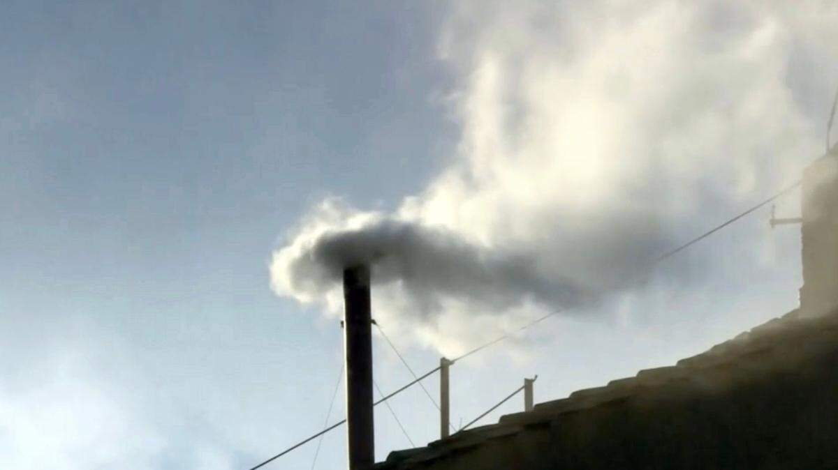 HUMO BLANCO que salio de la chimenea de la Capilla Sixtina indico que un nuevo papa había sido elegido, el jueves 8 de mayo de 2025, en la Ciudad del Vaticano.
