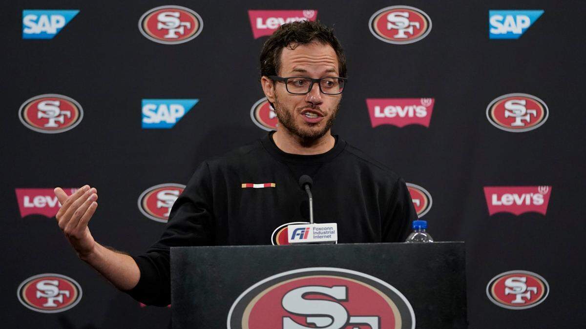 Los Dolphins contrataron al coordinador ofensivo de los 49ers de San Francisco, Mike McDaniel, como su próximo entrenador en jefe, según anunció el equipo de Miami que finaliza la búsqueda de un mes para encontrar el reemplazo de Brian Flores, quien fue despedido de forma sorpresiva.