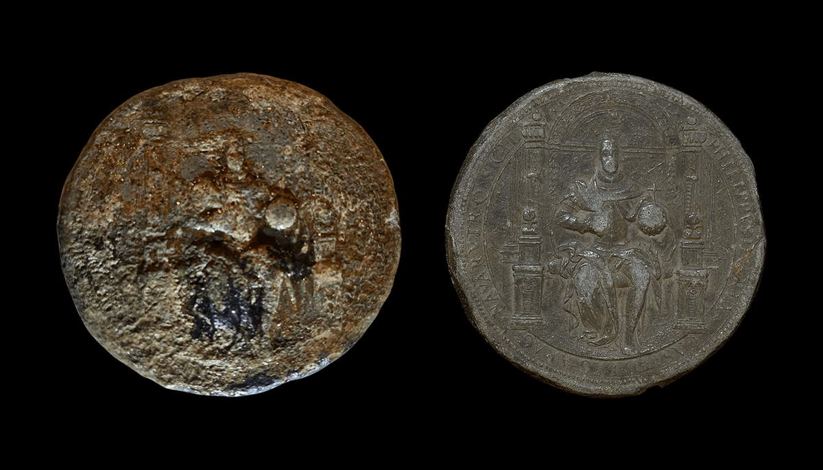 El capitán de buceo Mike Perna buscaba monedas de oro o plata mientras excavaba en la arena del lugar. Pero lo que encontró fue un disco de plomo de 10 centímetros de diámetro con la imagen de una figura sentada con todos los atavíos de la realeza.