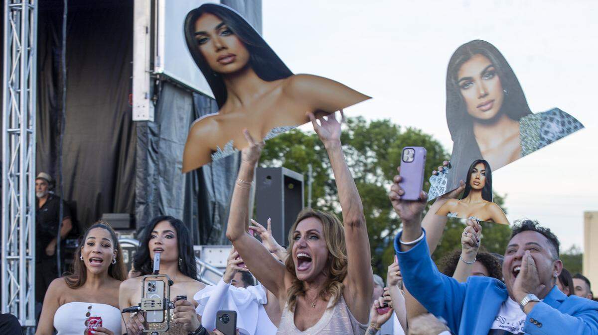 La presentadora de Univision, Lili Estefan, eleva una imagen de su hija, Lina Luaces, la noche en que fue elegida Miss Universe Cuba 2025, el 8 de julio en Milander Park, en Hialeah.