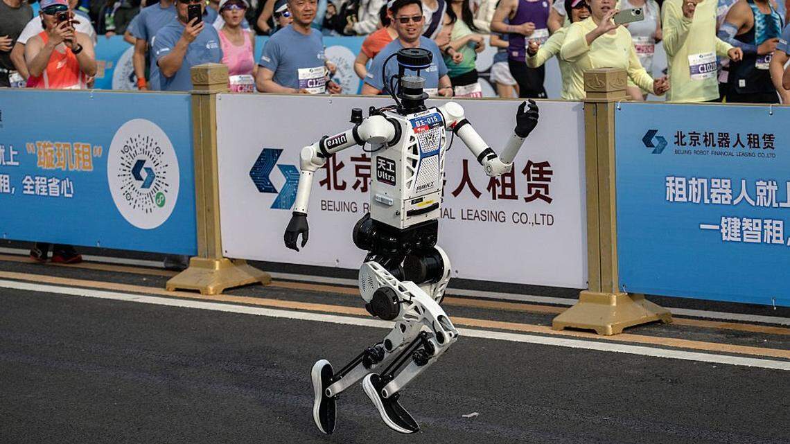 Un robot humanoide cruza la línea de meta durante la Media Maratón de Humanoides de Pekín, el 19 de abril de 2026, en Pekín, China.