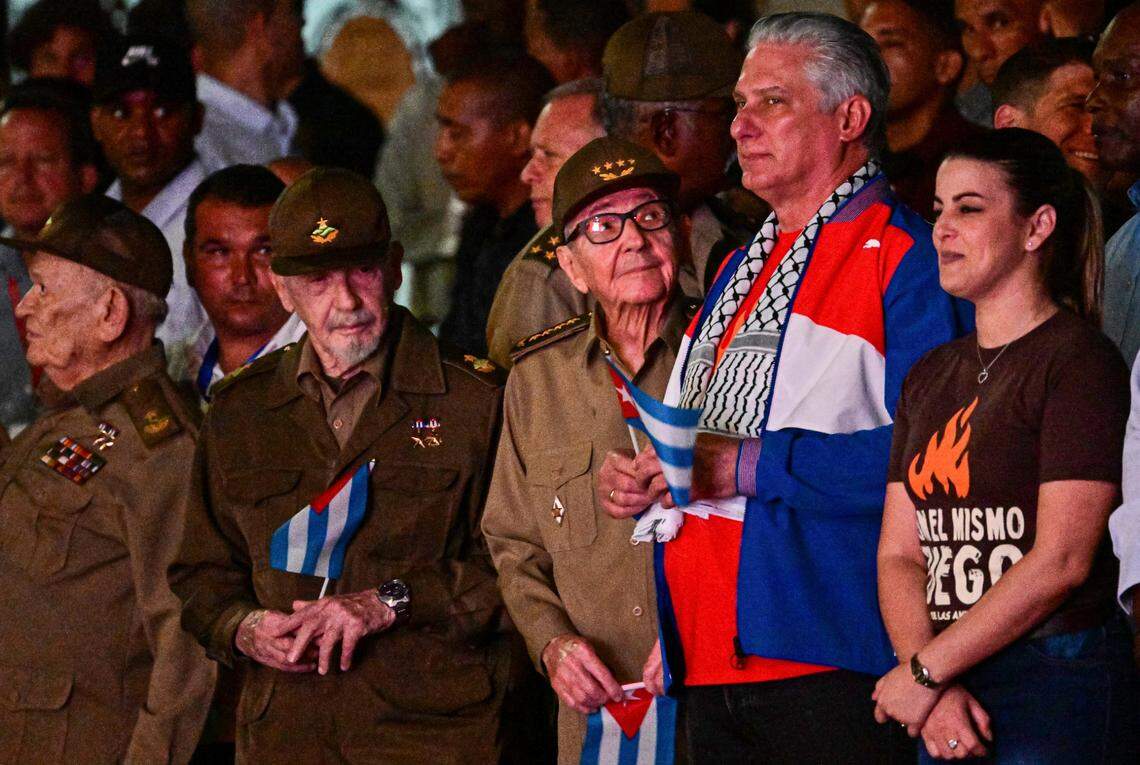 (De izquierda a derecha) El comandante Guillermo García, el comandante Ramiro Valdez, el ex presidente cubano Raúl Castro y el presidente cubano Miguel Díaz-Canel participan en la Marcha de las Antorchas que conmemora el 171 aniversario del nacimiento del héroe nacional, poeta y activista José Martí en La Habana, en enero. 27 de octubre de 2024. (Foto de ADALBERTO ROQUE/AFP) (Foto de ADALBERTO ROQUE/AFP vía Getty Images)