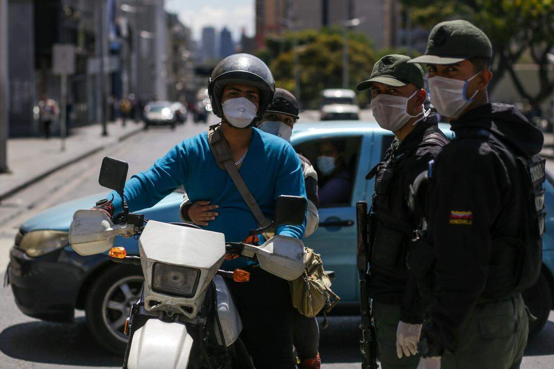 Miembros de la Guardia Nacional Bolivariana bloquean una avenida con máscaras faciales como medida de precaución contra la propagación del coronavirus, el 17 de marzo de 2020 en Caracas, Venezuela.