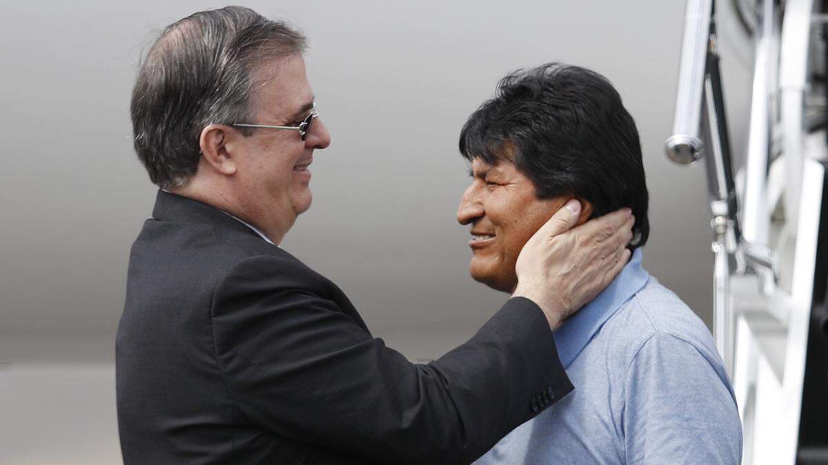 Marcelo Ebrard (izq.), ministro de Relaciones Exteriores de México, recibe al ex mandatario boliviano Evo Morales el martes, 12 denoviembre de 2019, en Ciudad de México. Morales recibió asilo político en ese país después de renunciar la presidencia de su país.
