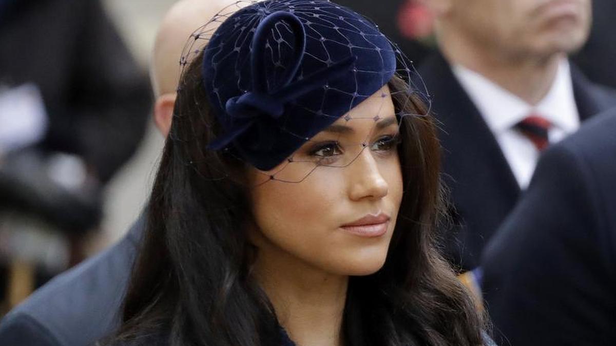 En esta foto de archivo del jueves 7 de noviembre de 2019, Meghan, la duquesa de Sussex, está de pie después de que ella y su esposo, el príncipe Harry de Gran Bretaña, colocaran una Cruz del Recuerdo mientras asisten a la inauguración oficial del Campo del Recuerdo anual en la Abadía de Westminster en Londres.