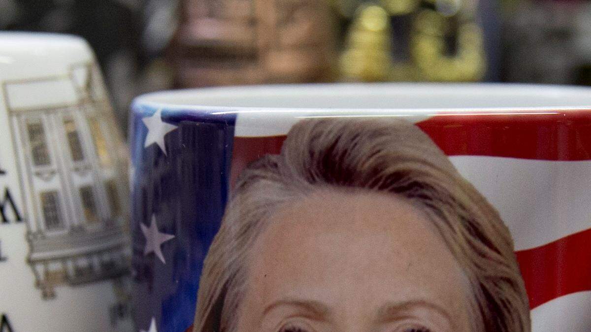 Tazas de café a la venta con las imágenes de la candidata demócrata Hillary Clinton y el candidato republicano Donald Trump lado a lado en una tienda en la esquina de Constitution Avenue NW y la calle 17 NW en Washington, el martes, 16 de febrero, 2016.
