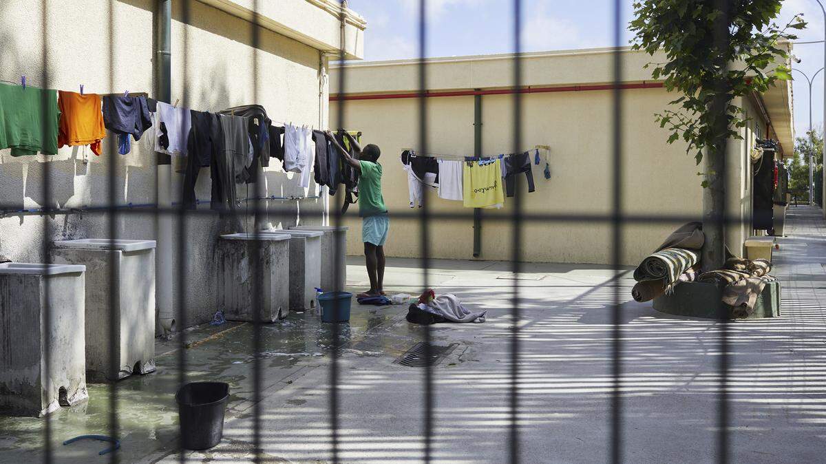 El único centro de detención de Ceuta, diseñado para estancias de corto plazo, ya tenía 800 residentes, 200 más de su capacidad, según dijeron en julio migrantes que vivían ahí. Muchos de esos residentes informaron haber permanecido más de seis meses.