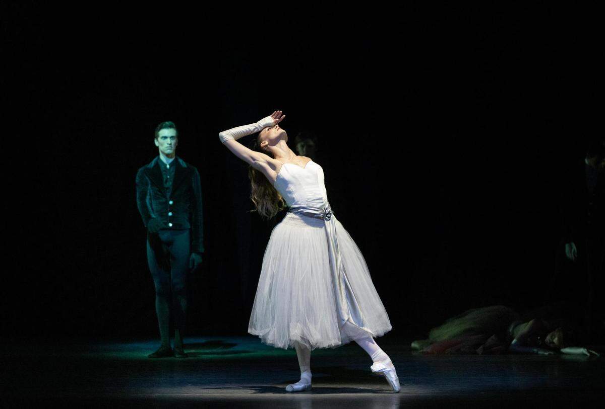 Steven Loch y Hannah Fischer en “La Valse”, de George Balanchine.