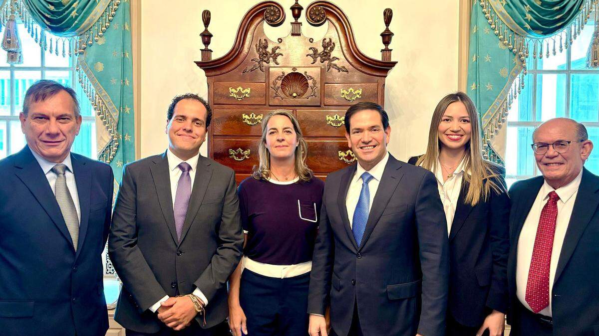Imagen publicada el viernes 23 de mayo de 2025 en la cuenta X del secretario de Estado de Estados Unidos, Marco Rubio, durante su reunión con cinco opositores venezolanos que fueron rescatadas de la Embajada argentina en Caracas: (de izq. a der.) Humberto Villalobos, Pedro Urruchurtu, Magalli Meda, Rubio, Claudia Macero y Omar González.
