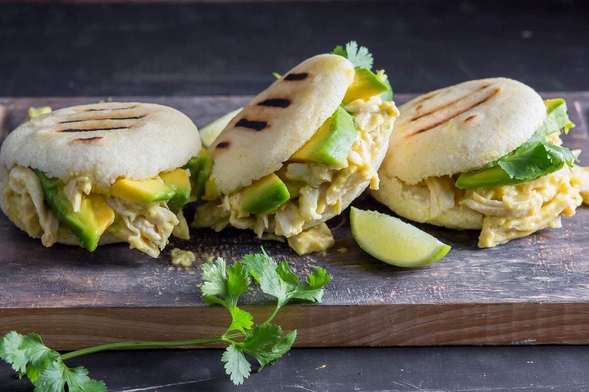 La arepa pepiada, nombrada en honor de una reina de belleza, es una de las favoritas de los venezolanos. Lleva pollo mechado, aguacate, mayonesa y sal. Algunos le añaden guisantes.