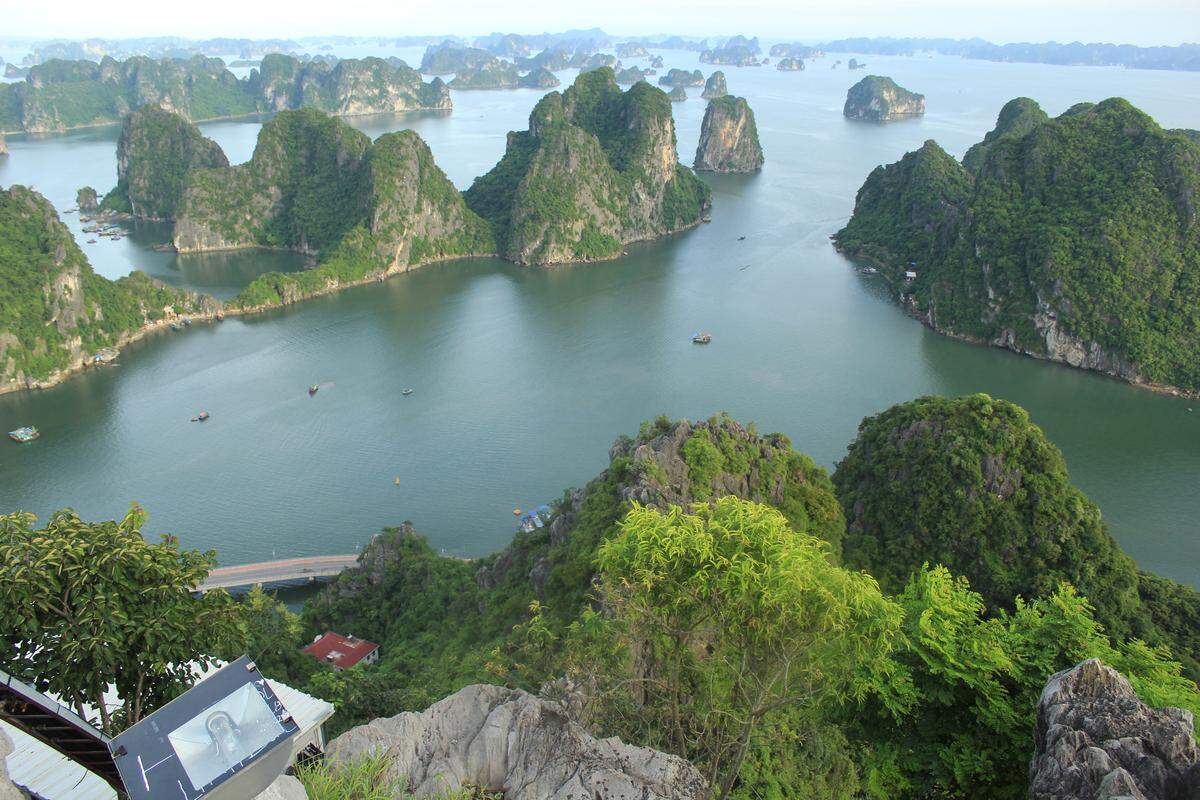 La Bahía de Ha Long con sus protuberancias calcáreas tan características.