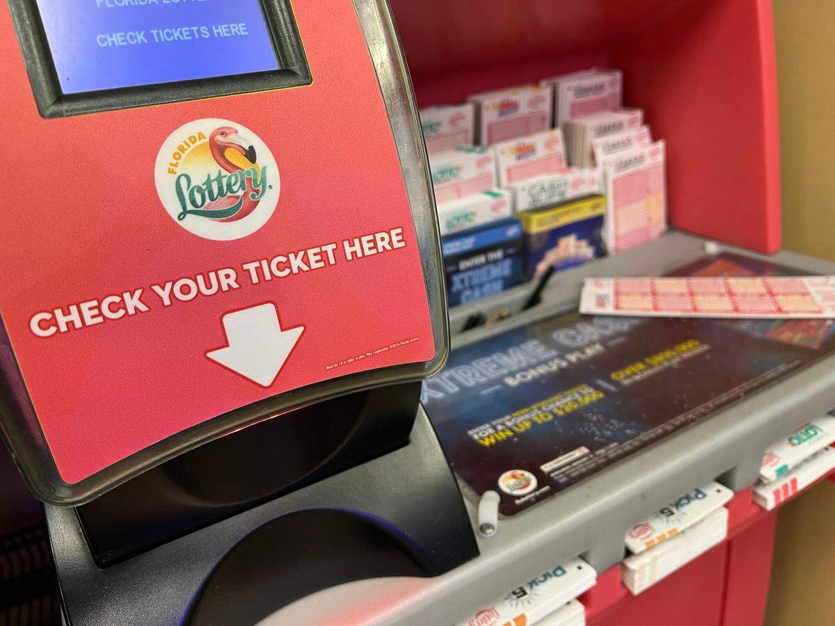 Boletos de la Lotería de la Florida, Powerball y Mega Millions a la venta en una tienda de Orange City, Florida, el sábado 27 de enero de 2024.