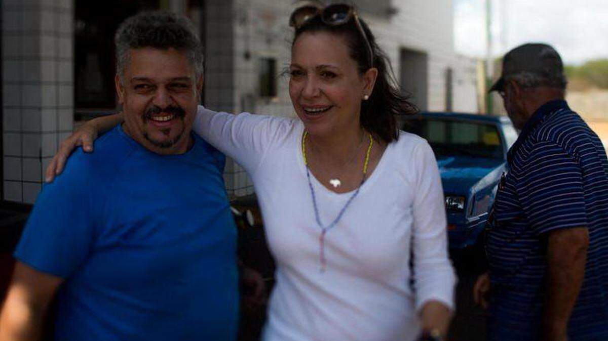 Fotografía fechada el viernes 11 de mayo de 2018 que muestra a la dirigente opositora venezolana María Corina Machado (c) mientras habla con simpatizantes en Caracas (Venezuela).