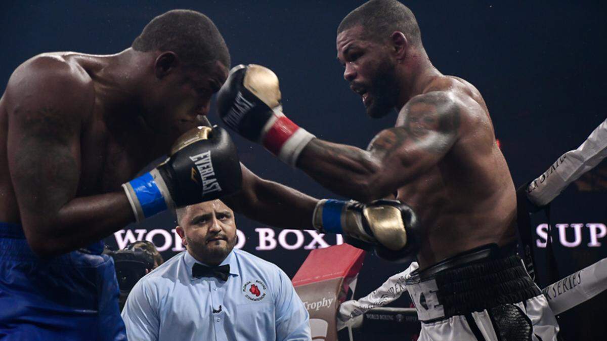 Mike Pérez (der.) golpea el rostro del boricua Keith Tapia en ruta hacia una victoria el 20 de octubre en Orlando.