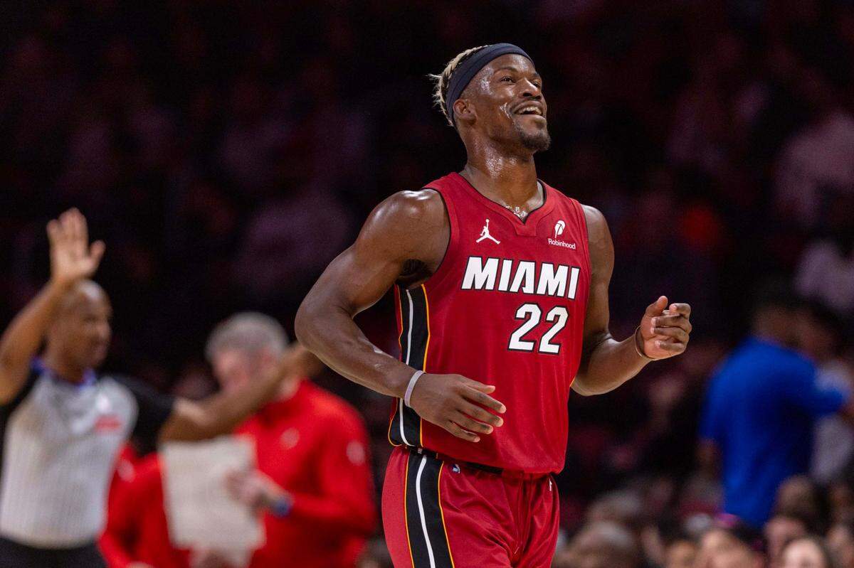 El jugador del Heat Jimmy Butler reacciona tras una jugada en el partido contra los Trail Blazers de Portland, celebrado el 21 de enero de 2025 en Miami.