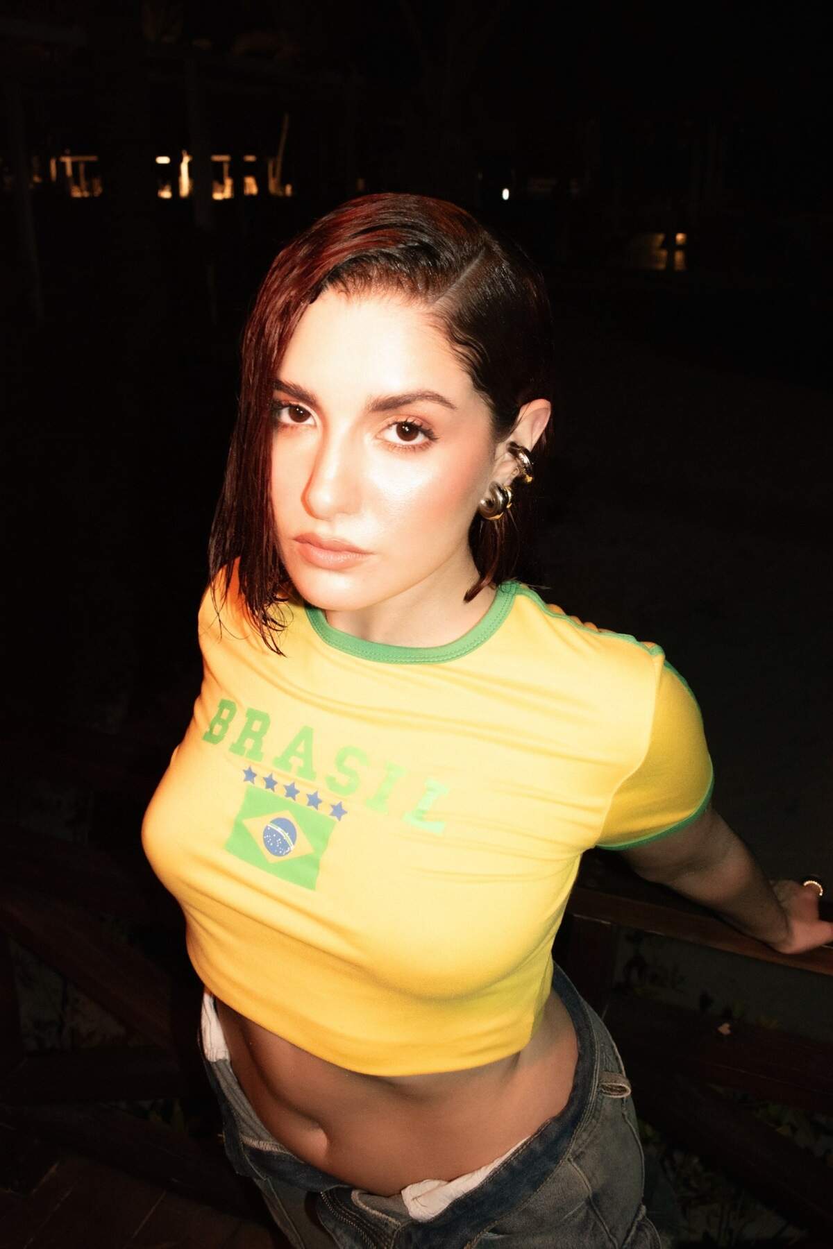 Con su distintiva mezcla de pop, música urbana y ritmos tropicales, VALENTINA logra en este nuevo trabajo capturar la esencia de las experiencias románticas contemporáneas, ofreciendo una experiencia auditiva única y emotiva.