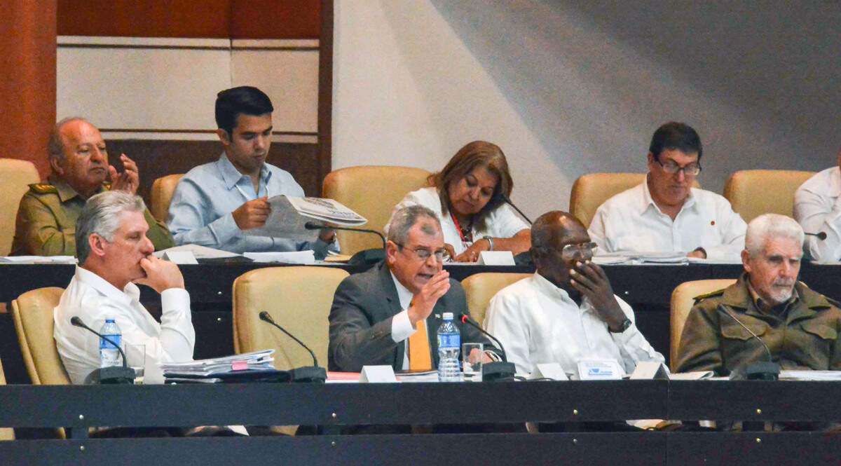 El presidente Miguel Díaz-Canel (abajo a la izquierda) y el vicepresidente Ramiro Valdés (abajo a la derecha) asisten a una presentación ante la Asamblea Nacional de los cambios propuestos en el borrador de la nueva Constitución el sábado 21 de julio del 2018.