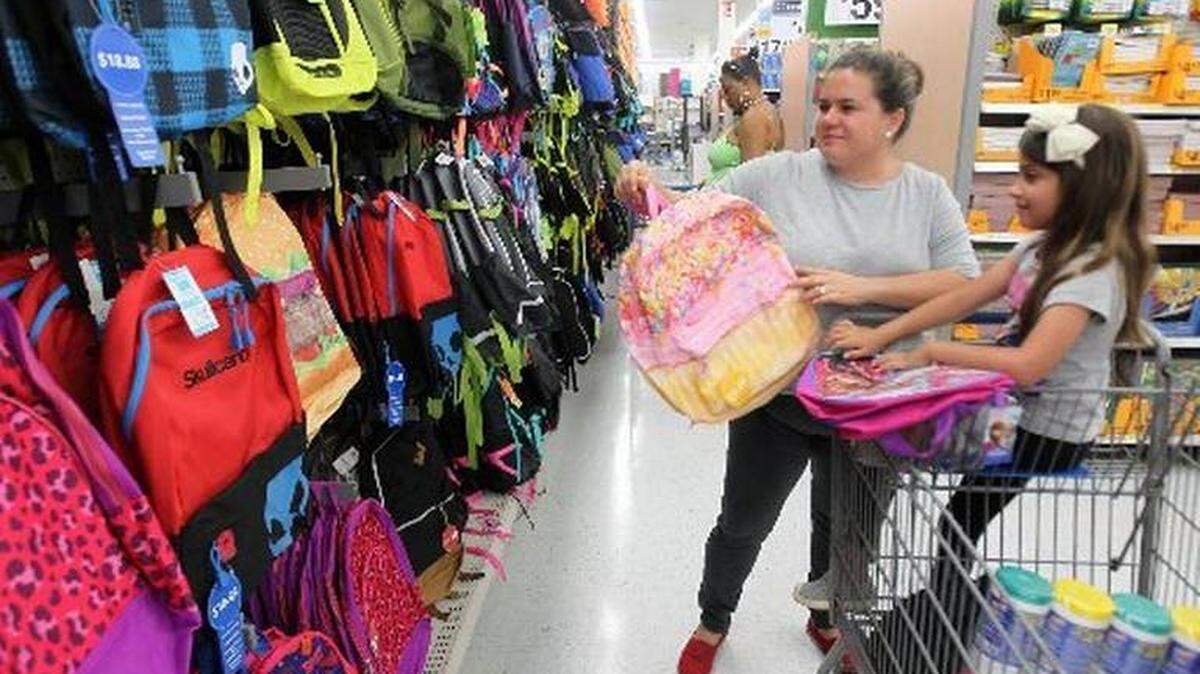 Una familia hace compras para el regreso a clases. Foto de archivo. 