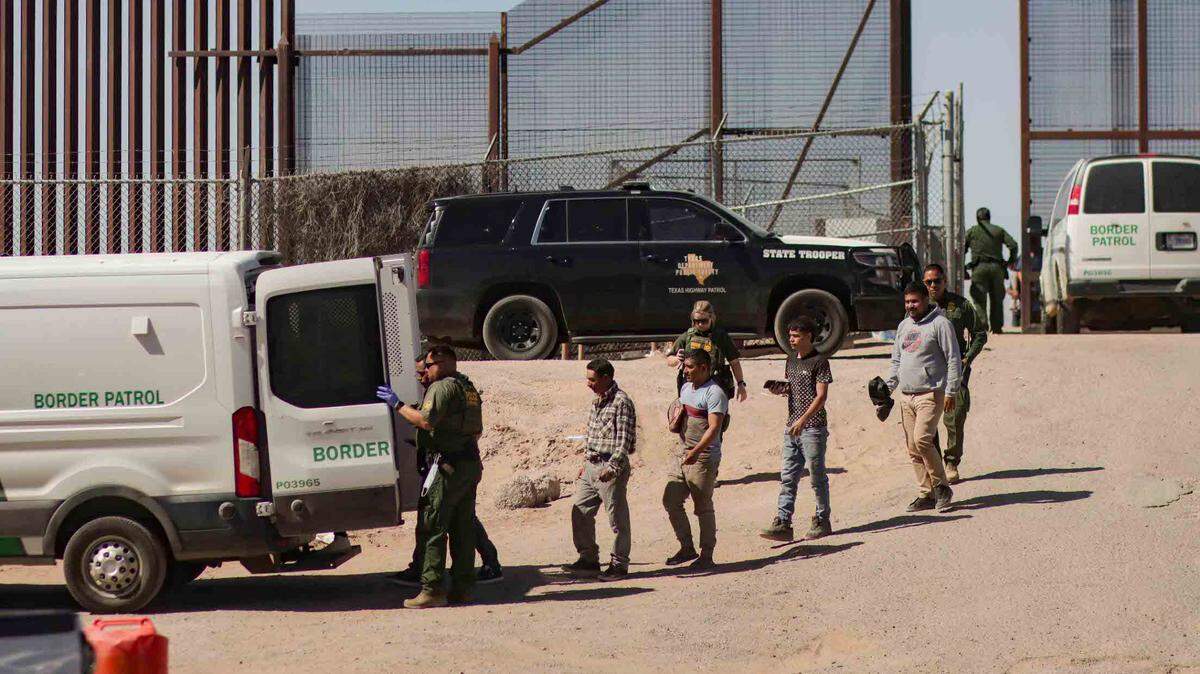 Foto de archivo del 11 de mayo de 2023 que muestra a varios inmigrantes que fueron detenidos por agentes de la Patrulla Fronteriza cerca de El Paso, Texas.
