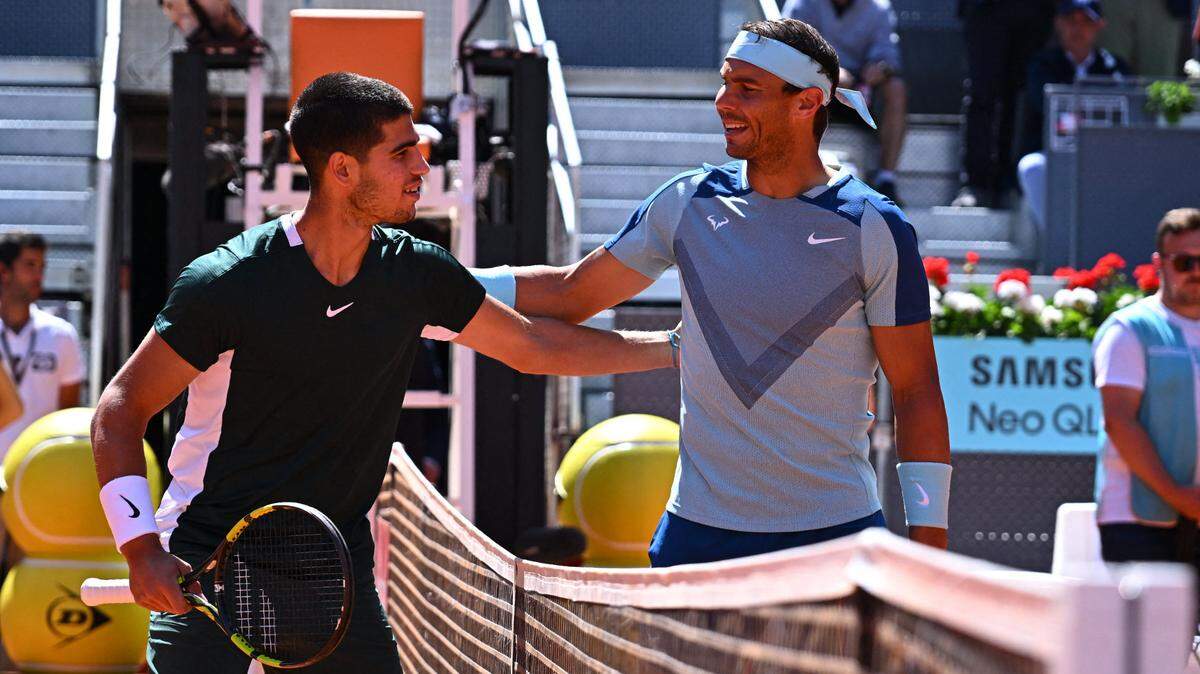 Carlos Alcaraz saluda a Rafael Nadal antes del partido de cuartos de final del Abierto de Madrid, celebrado el 6 de mayo de 2022 en la capital española.