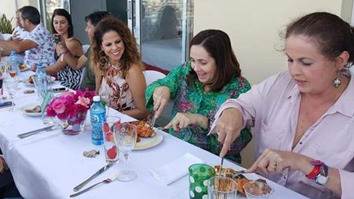 Mariela Castro durante una cena con la española Pastora Soler y Carla Antonelli. La foto fue eliminada de Facebook.