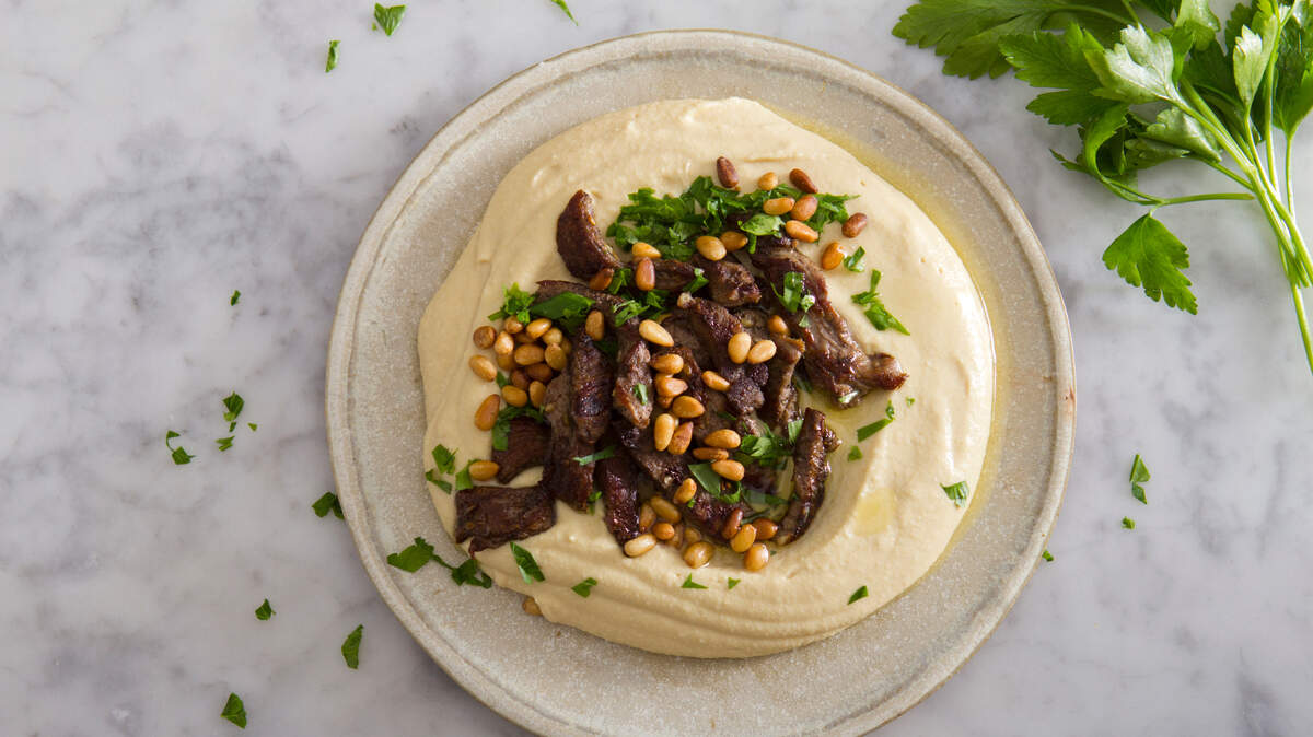 Mi receta la traje de un viaje a Israel, aunque luego leí que la misma fue inspirada en otra libanesa que se llama hummus kawarma y se hace con cordero.