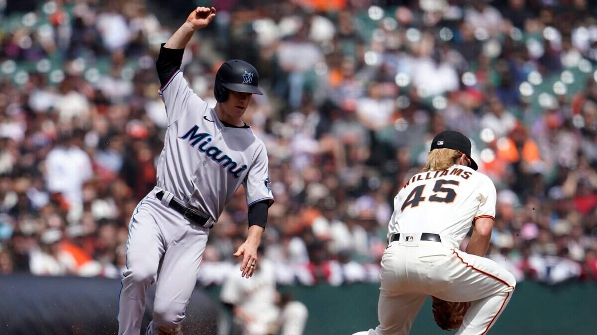 El torpedero de los Marlins, Joey Wendle, llega quieto a tercera base en el segundo inning del partido ante los Gigantes de San Francisco, celebrado el 10 de abril de 2022 en San Francisco.
