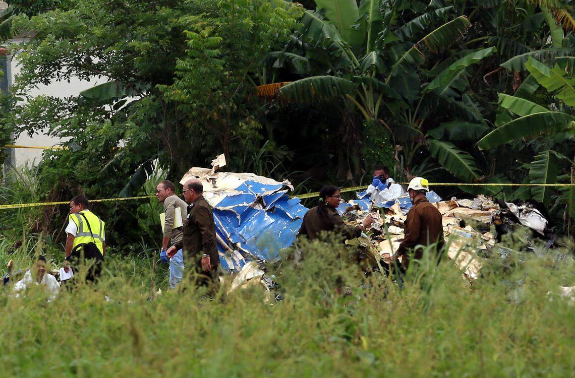 Policías y militares custodian los restos del avión Boeing-737 que se estrelló este viernes 18 de mayo, poco después de despegar del aeropuerto José Martí de La Habana (Cuba).