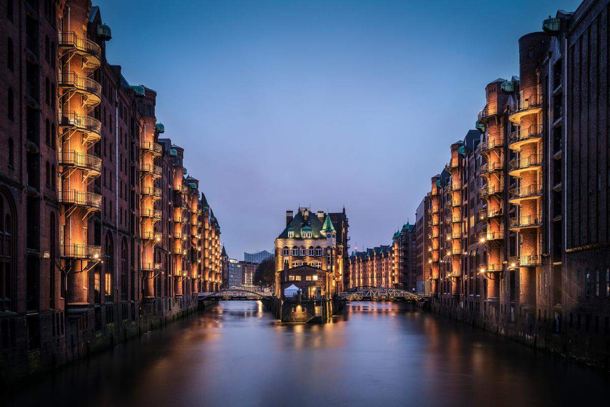 Imagen del emblemático Speicherstadt de Hamburgo, un barrio repleto de canales flanqueados por almacenes de ladrillo, aunque en la actualidad muchos de estos almacenes se han convertido en cafeterías, restaurantes y hoteles.