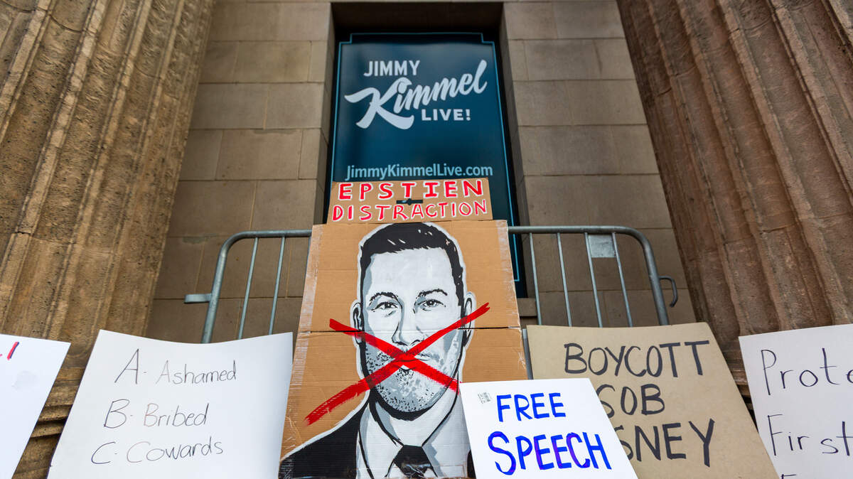 Manifestantes dejan sus pancartas en una repisa durante una protesta contra la retirada del programa Jimmy Kimmel Live! de ABC, frente al teatro El Capitan en Los Ángeles, California, el 18 de septiembre de 2025.