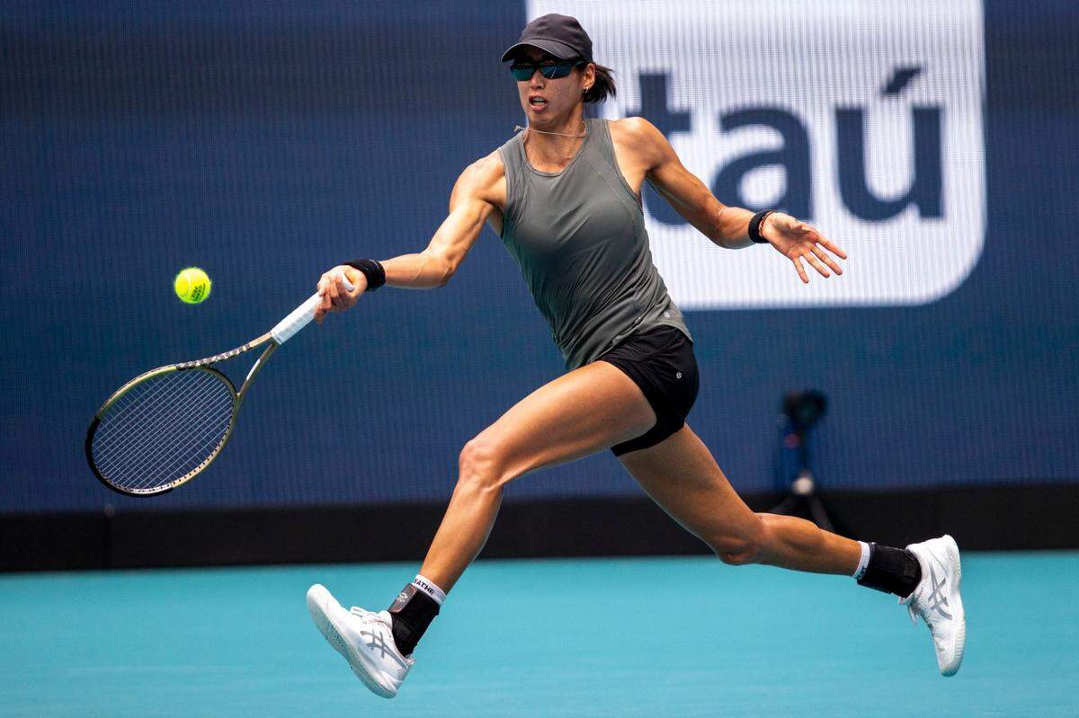 La australiana Astra Sharma devuelve una pelota a la japonesa Naomi Osaka, en el partido del Miami Open, celebrado el 23 de marzo de 2022 en el Hard Rock Stadium en Miami Gardens, Florida.