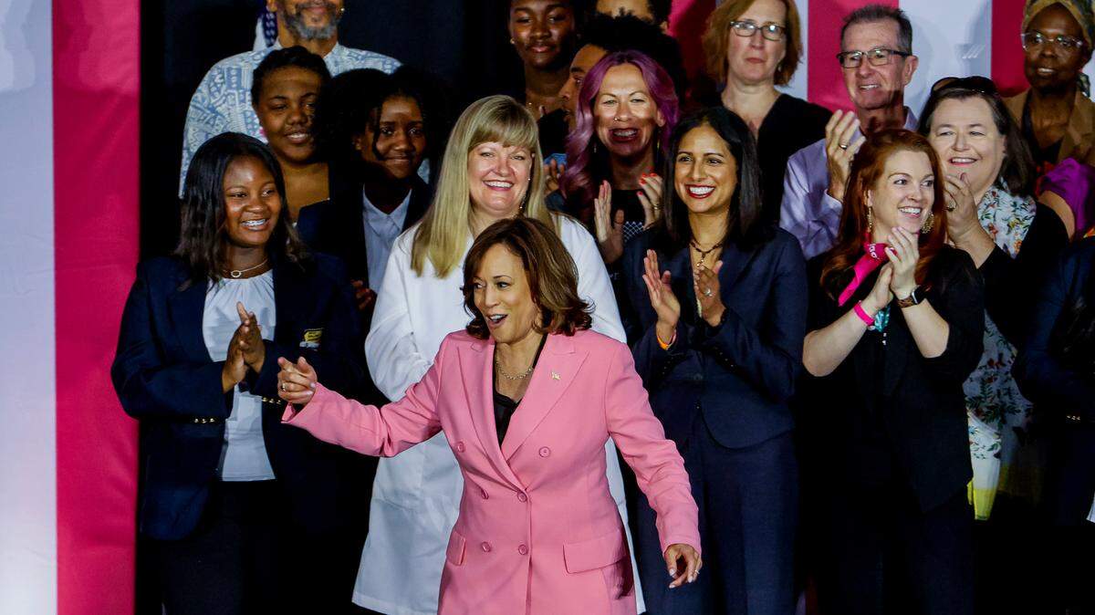 La vicepresidenta Kamala Harris recibe aplausos antes de dar un discurso en un evento para defender el derecho constitucional al aborto, el 23 de junio de 2023, en Charlotte, Carolina del Norte.