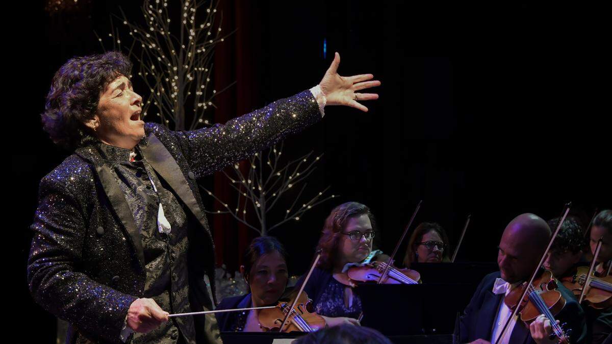 La Maestra Sebrina María Alfonso dirige la South Florida Symphony Orchestra. 