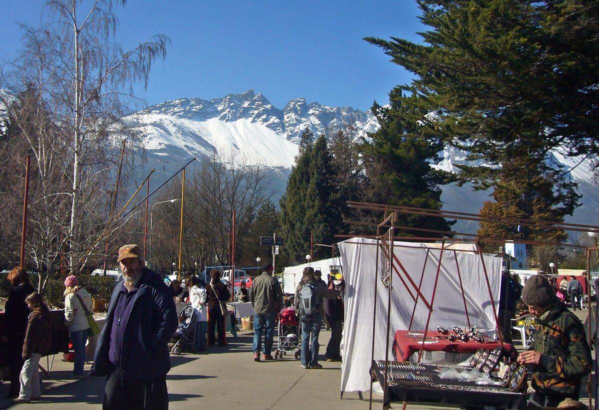 La feria artesanal de El Bolsón, 130 km al sur de Bariloche, aldea de antiguos hippies y trotamundos, muestra los productos de la zona, tales como la miel artesanal, la cerveza casera, el jugo de arándanos o los objetos de madera para la casa.