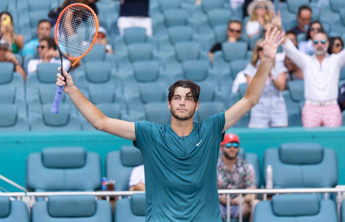 El estadounidense Taylor Fritz celebra tras derrotar 6-3, 6-4 al danés Holger Rune en el Miami Open, en el partido celebrado el 28 de marzo de 2023 en el Hard Rock Stadium en Miami Gardens, Florida.