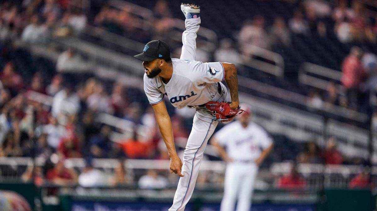 El abridor de los Marlins Sandy Alcántara lanza en el quinto inning del partido ante los Nacionales, el 13 de septiembre de 2021 en Washington.