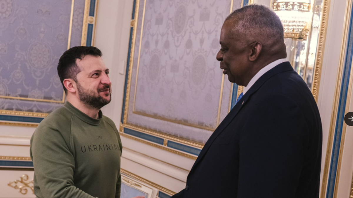 El secretario de Defensa de Estados Unidos, Lloyd Austin (der.), se comprometió el lunes con el presidente ucraniano, Volodímir Zelenski, a trabajar junto al resto de aliados de Kiev para cubrir las necesidades del Ejército de Ucrania en la guerra contra Rusia.