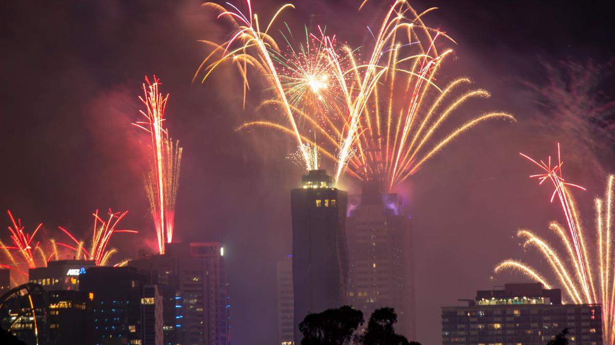 Fuegos artificiales celebran la llegada del año nuevo y adornan el cielo de Melbourne, Australia, el miércoles 1 de enero de 2025.