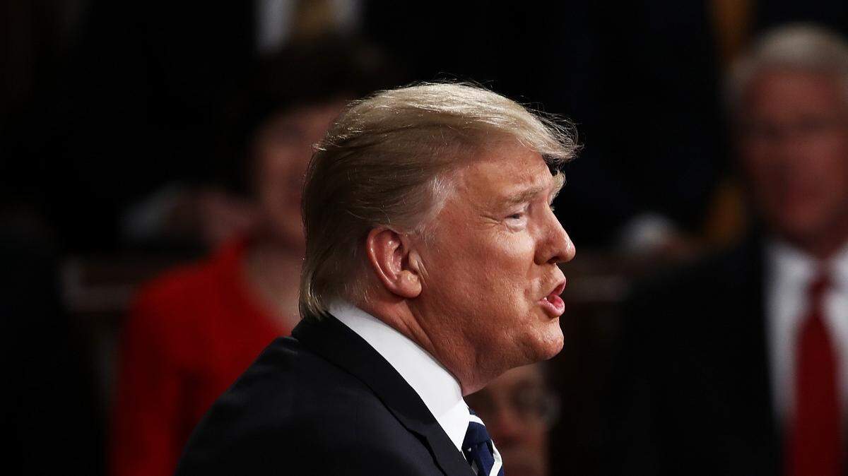 El Presidente de los Estados Unidos, Donald Trump, llega a una sesión conjunta del Congreso de los Estados Unidos el 28 de febrero de 2017 en la Cámara del Capitolio en Washington, DC. 