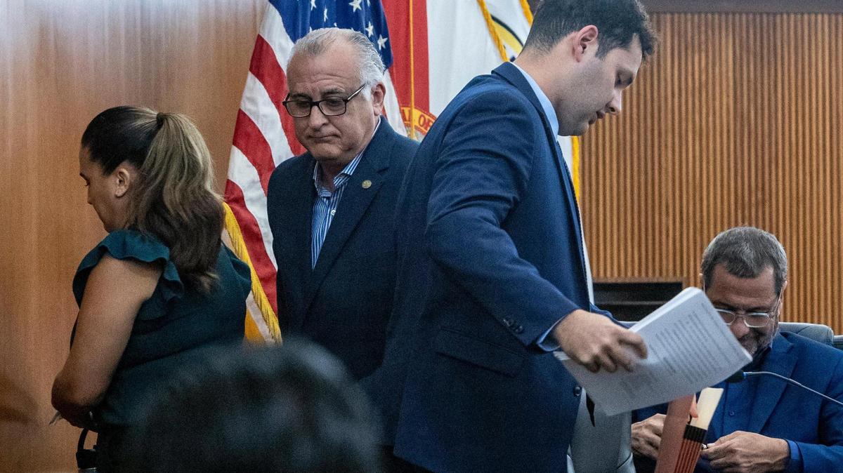 El alcalde de de Hialeah, Esteban Bovo Jr., centro izquierda, camina detrás del concejal Bryan Calvo, centro derecha, después de que el concejo en una sesión especial votara por una resolución para “condenar” a Calvo luego de que este demandara al alcalde , alegando “abuso sistemático de poder”. La resolución fue propuesta por el concejal Jesús Tundidor
