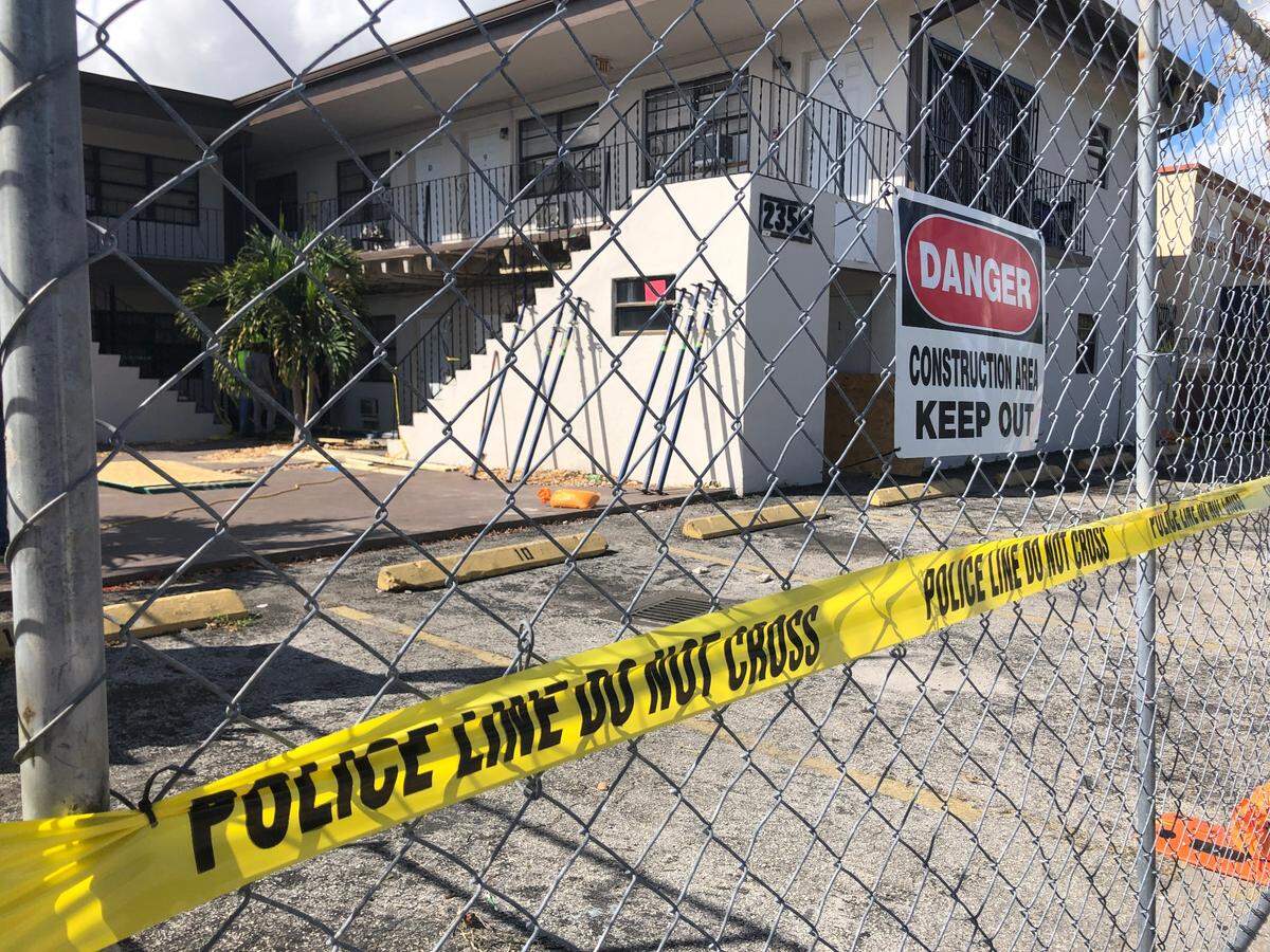 Obreros colocaron perímetro de seguridad en los alrededores del edificio 2350 Palm Avenue ubicado en Hialeah luego de que colapsara parcialmente el pasillo del segundo piso, dejando la estructura inhabilitada para su ocupación mientras se realizan las obras de reconstrucción