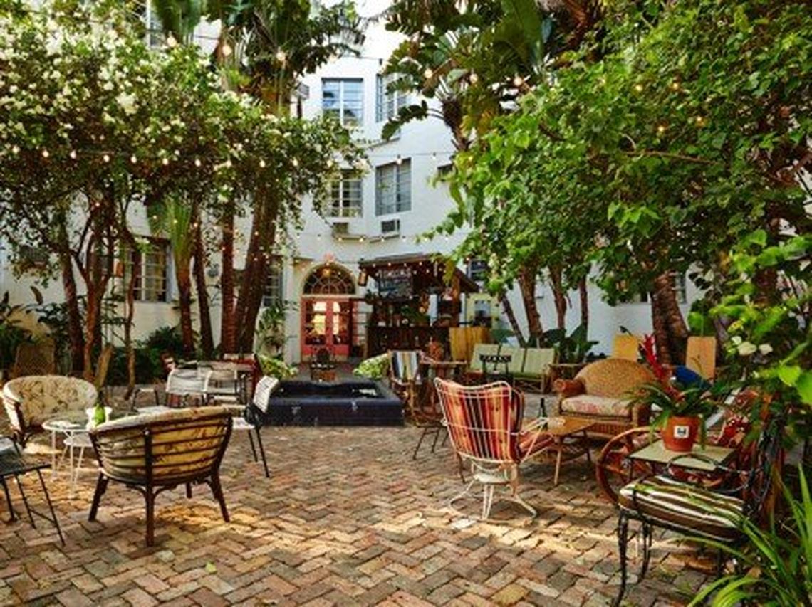 El hostal Freenhand en Miami Beach cautiva con el entorno romántico del patio y la piscina.