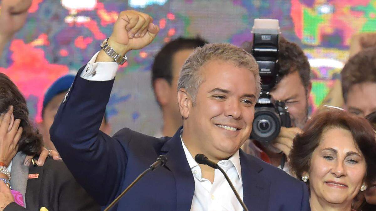 Iván Duque celebra con sus seguidores en Bogotá  luego de ganar las elecciones presidenciales en Colombia, el 17 de junio de 2018.