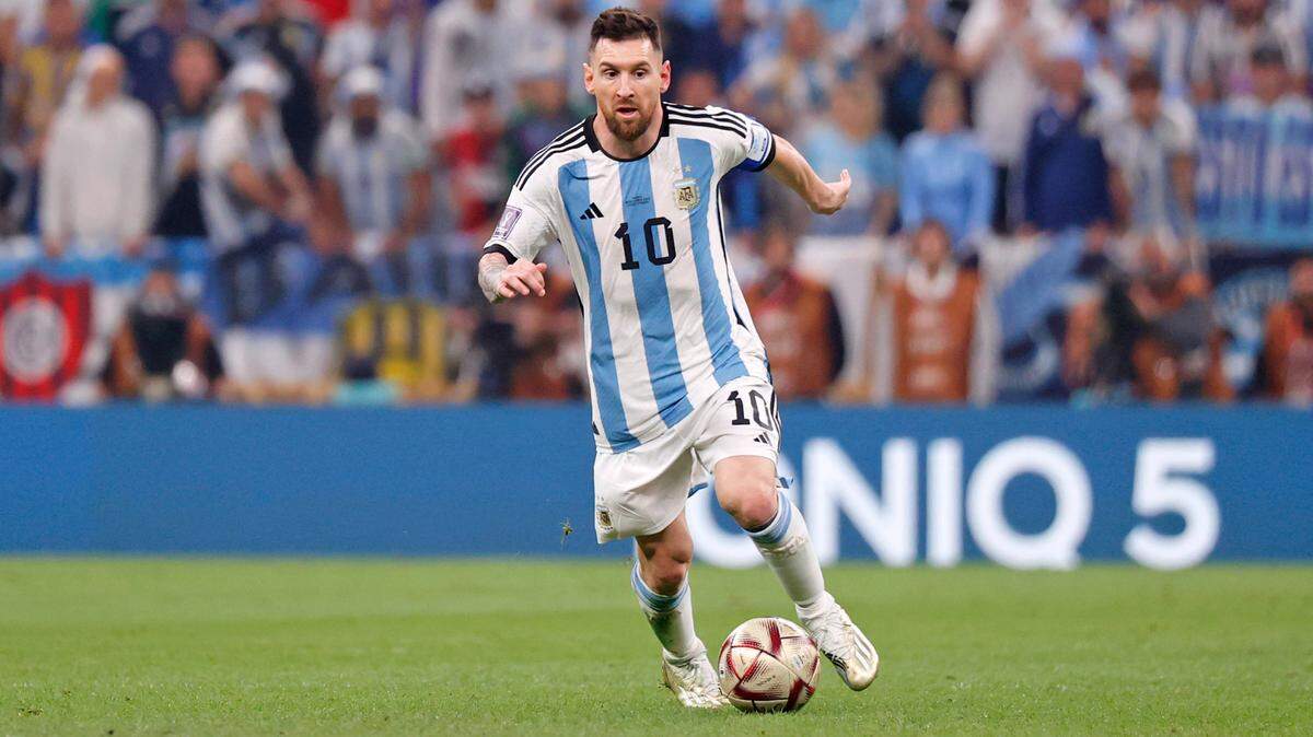 El delantero argentino Lionel Messi (10) conduce el balón contra Francia durante la final de la Copa del Mundo de 2022 en el Estadio Lusail. el 8 de diciembre de 2022 en Catar. Argentina se coronó ese día campeona del Mundo.