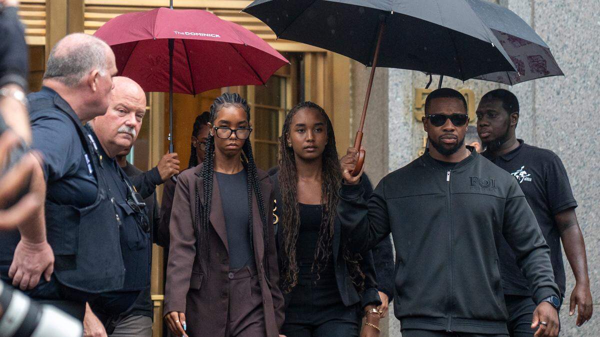 D’Lila Star Combs (izquierda), hija de Sean ‘Diddy’ Combs, sale del tribunal federal en Nueva York el 1 de julio de 2025. 