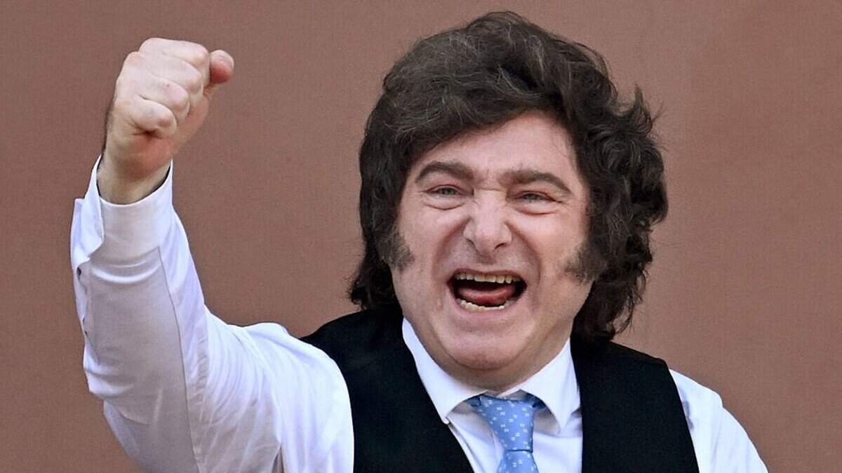 El presidente de Argentina, Javier Milei, en el balcón del palacio presidencial de la Casa Rosada después de un Te Deum que conmemora el 216 aniversario de la Revolución de Mayo que llevó a la independencia de Argentina de España, en Buenos Aires el 25 de mayo de 2026.